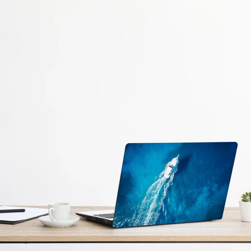 Naklejka na laptopa jacht nad krystalicznie niebieskim oceanem