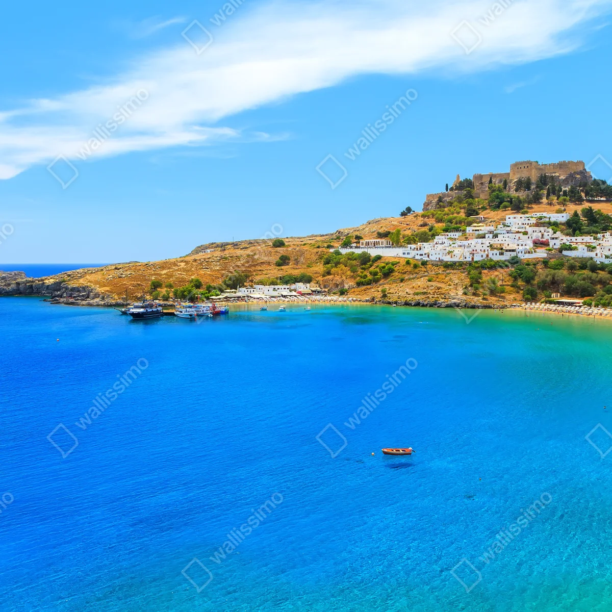 Repositionierbarer Aufkleber sonnige bucht mit hügeligem küstendorf Repositionierbarer Aufkleber sonnige bucht mit hügeligem küstendorf