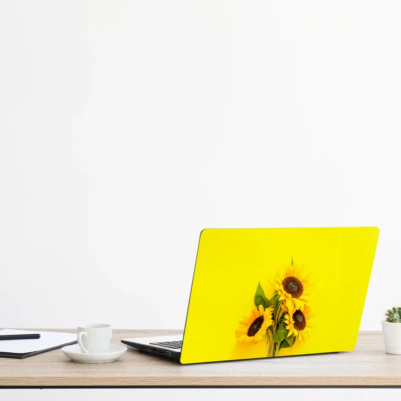 Laptop-Aufkleber leuchtender sonnenblumenstrauß auf gelbem hintergrund