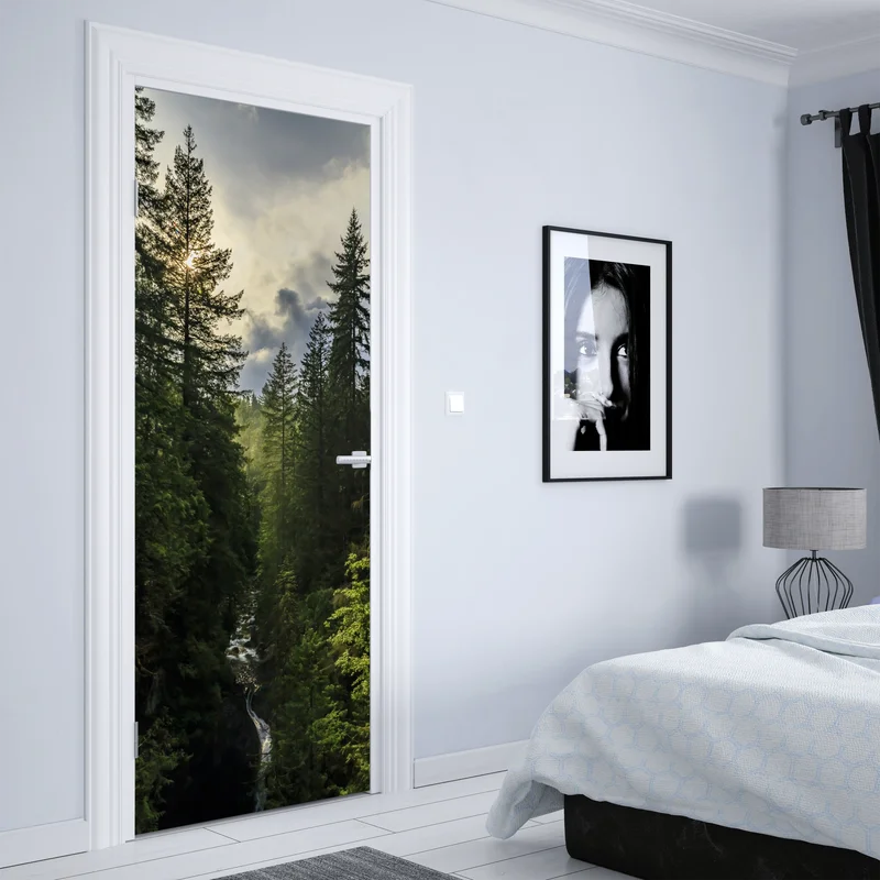 Türaufkleber nebliger immergrüner wald mit wasserfall Türaufkleber nebliger immergrüner wald mit wasserfall