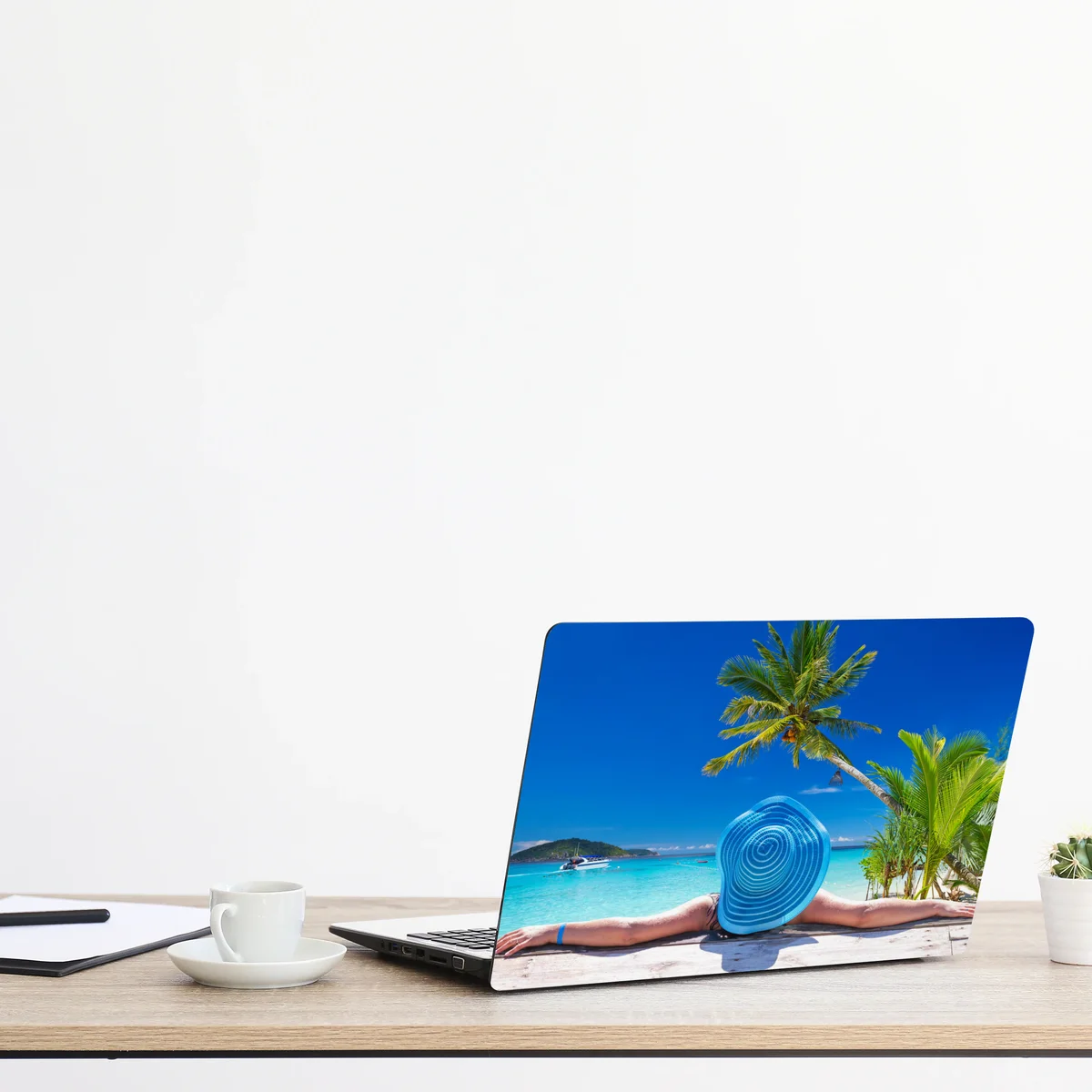 Laptop-Aufkleber tropischer strand mit blauem sonnenhut Laptop-Aufkleber tropischer strand mit blauem sonnenhut