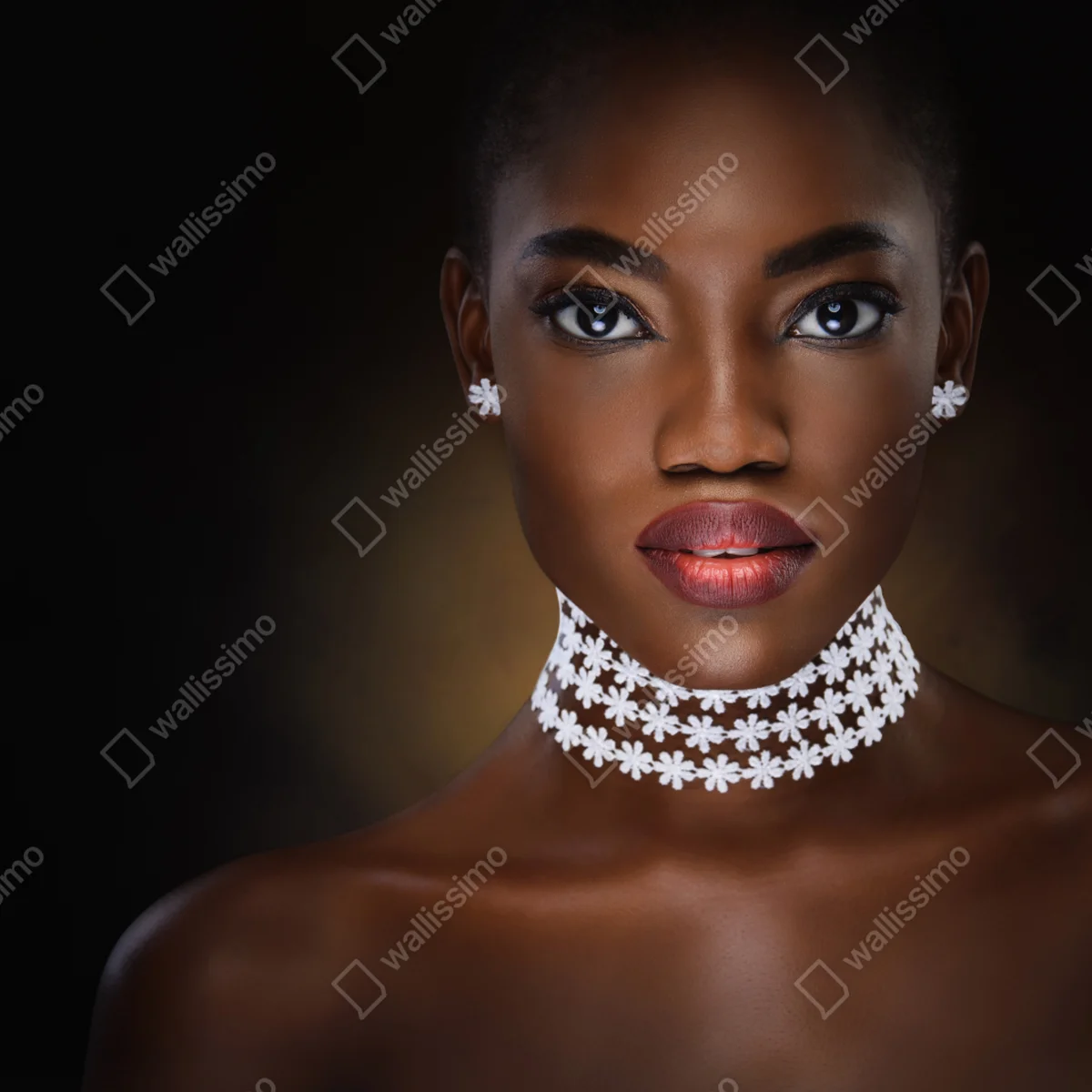 Fototapete elegantes porträt einer frau mit blumenhalskette Fototapete elegantes porträt einer frau mit blumenhalskette