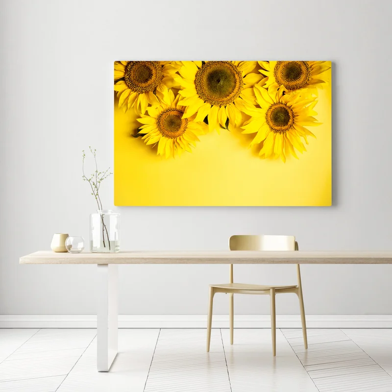 Leinwandbild leuchtender sonnenblumenstrauß auf gelbem hintergrund Leinwandbild leuchtender sonnenblumenstrauß auf gelbem hintergrund