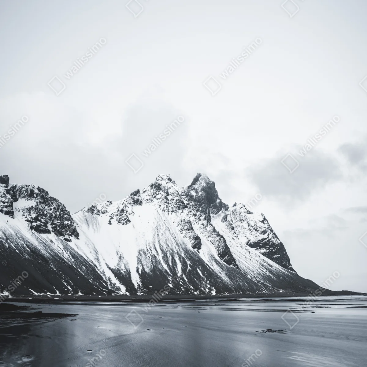Türaufkleber ruhige schneebedeckte berglandschaft am meer Türaufkleber ruhige schneebedeckte berglandschaft am meer