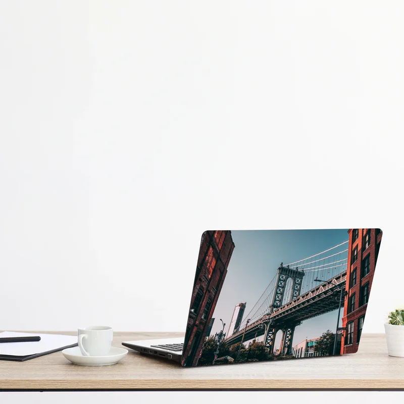 Naklejka na laptopa Manhattan most w miejskiej perspektywie