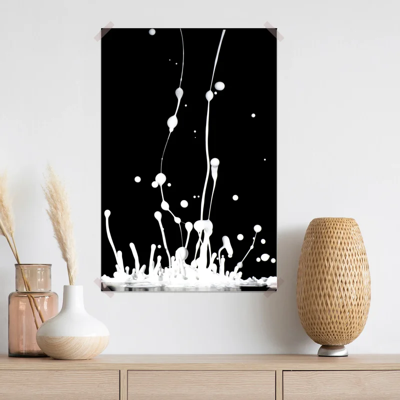 Poster weiße flüssigkeitsspritzer auf schwarzem hintergrund Poster weiße flüssigkeitsspritzer auf schwarzem hintergrund