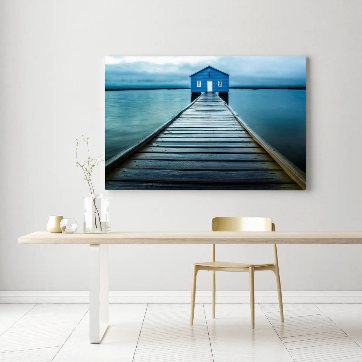 Leinwandbild blaues bootshaus am ende des stegs Leinwandbild blaues bootshaus am ende des stegs