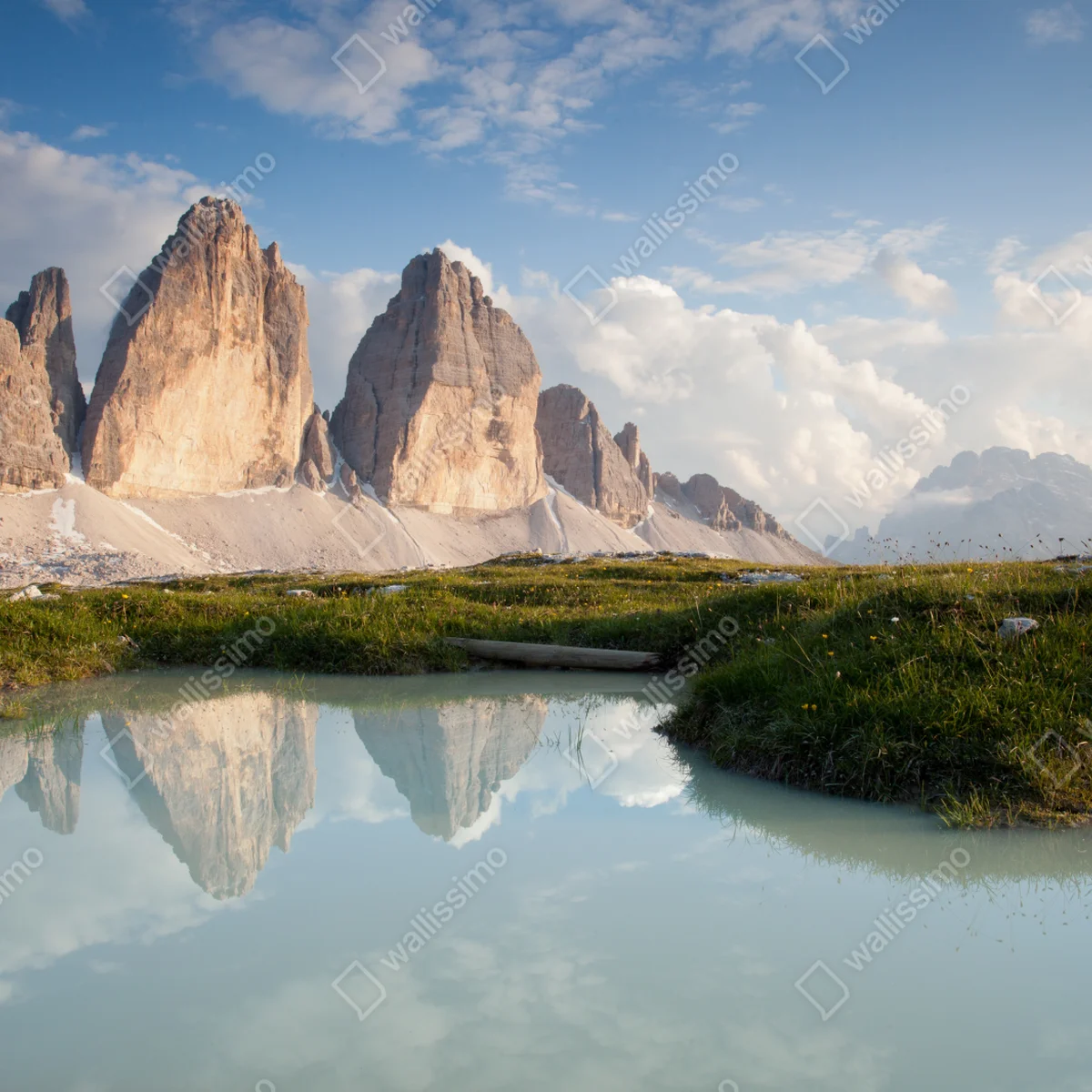 Repositionierbarer Aufkleber sonnenbeschienene alpengipfel im spiegel des ruhigen sees Repositionierbarer Aufkleber sonnenbeschienene alpengipfel im spiegel des ruhigen sees