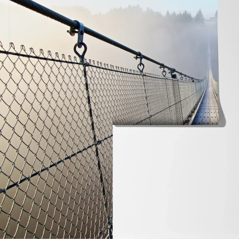 Fototapete neblige hängebrücke, die in den wald führt Fototapete neblige hängebrücke, die in den wald führt