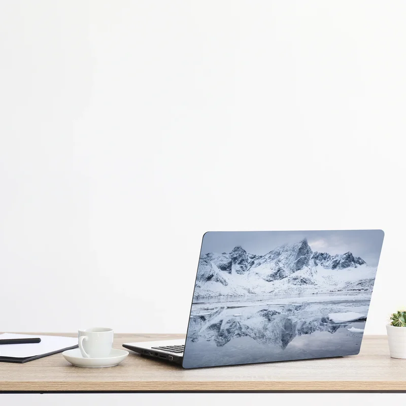 Naklejka na laptopa śnieżne odbicie górskie w Norwegii