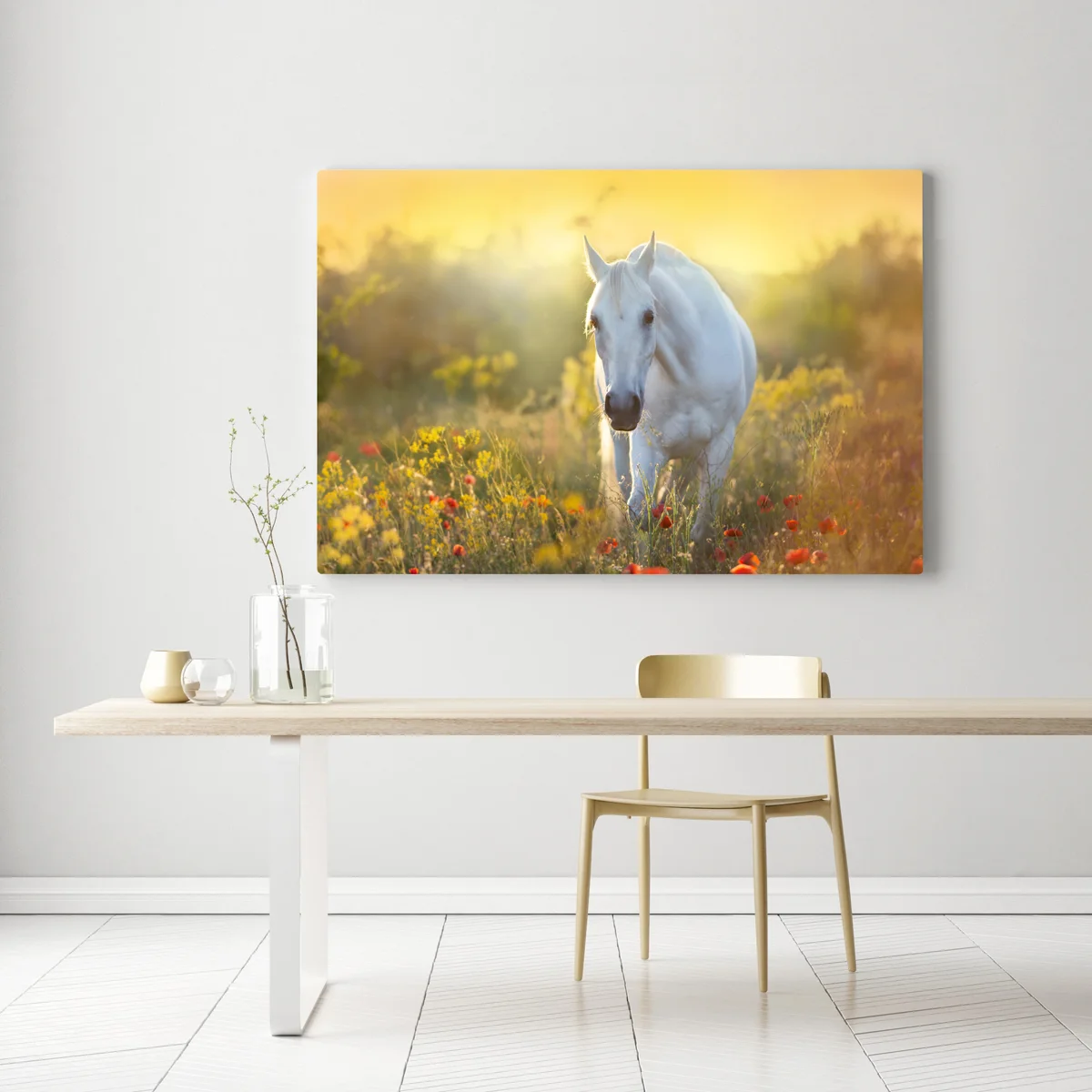 Leinwandbild weißes pferd im mohnfeld bei sonnenaufgang Leinwandbild weißes pferd im mohnfeld bei sonnenaufgang