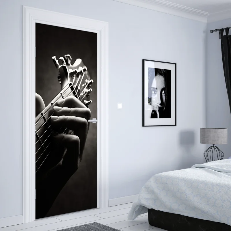 Türaufkleber nahaufnahme der hand auf dem griffbrett Türaufkleber nahaufnahme der hand auf dem griffbrett