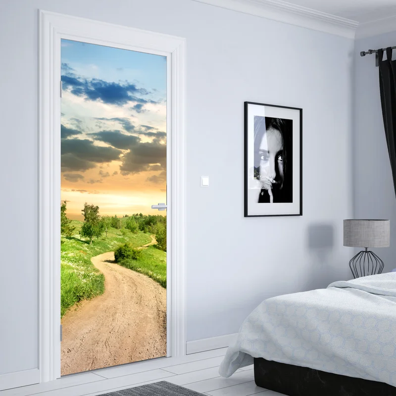 Türaufkleber sonnenuntergang über einem feldweg durch grüne wiese Türaufkleber sonnenuntergang über einem feldweg durch grüne wiese