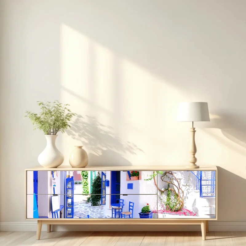 Repositionierbarer Aufkleber sonnige gasse mit blauen stühlen