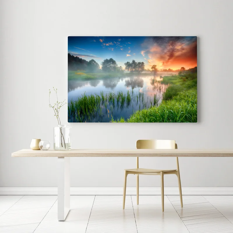 Leinwandbild nebliger fluss bei sonnenaufgang über grünen ufern Leinwandbild nebliger fluss bei sonnenaufgang über grünen ufern