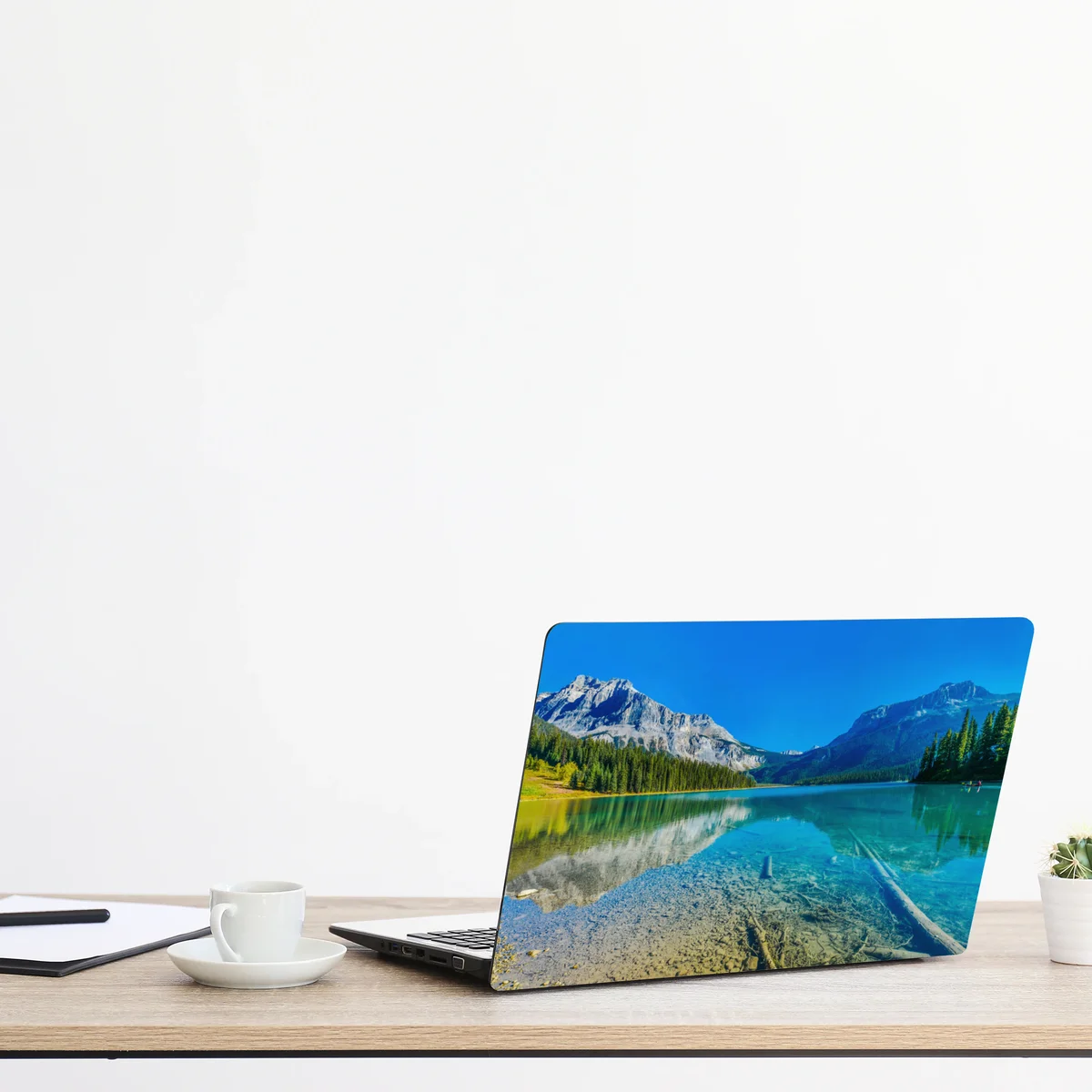 Laptop-Aufkleber türkises alpensee mit bergreflexionen Laptop-Aufkleber türkises alpensee mit bergreflexionen