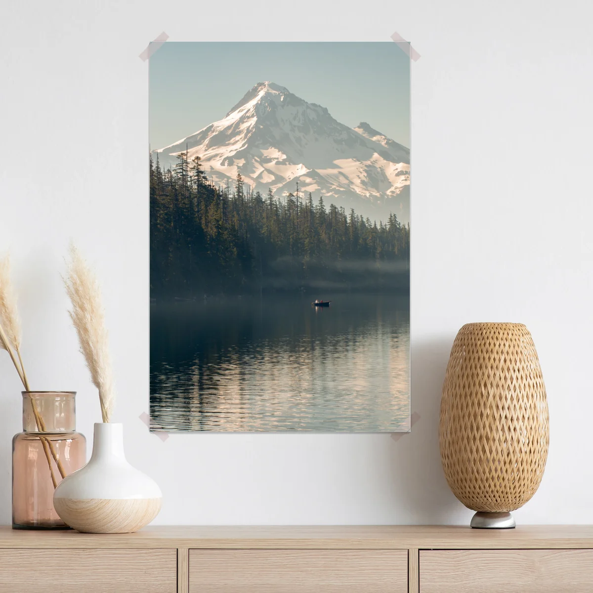 Poster schneebedeckter berg über ruhigem see Poster schneebedeckter berg über ruhigem see