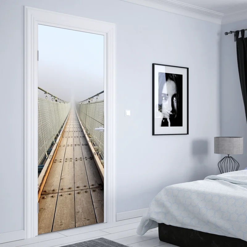 Türaufkleber neblige hängebrücke die in den nebel führt