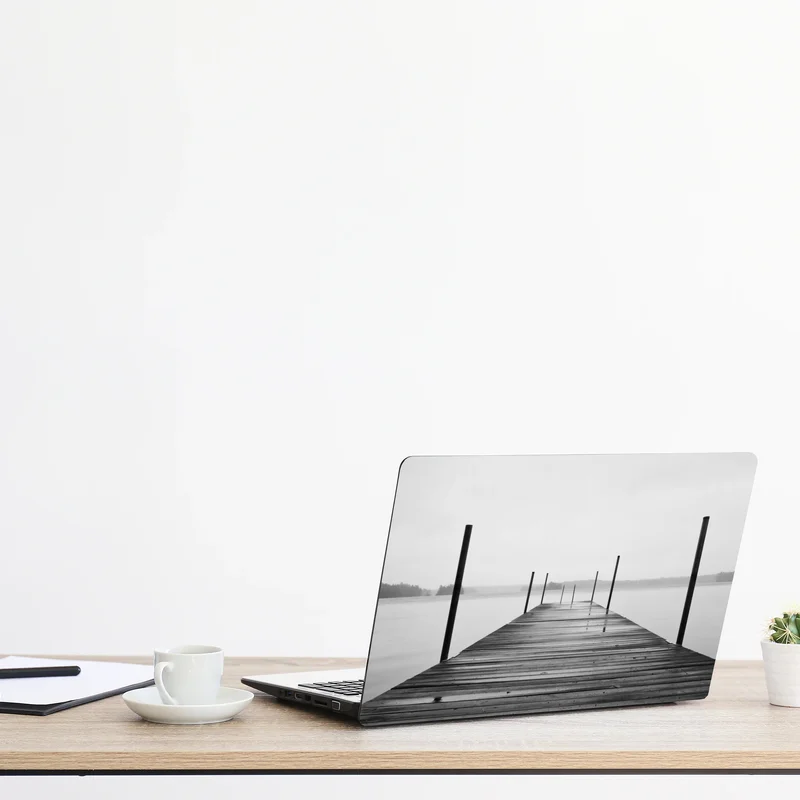 Laptop-Aufkleber nebliger steg am see in monochrom