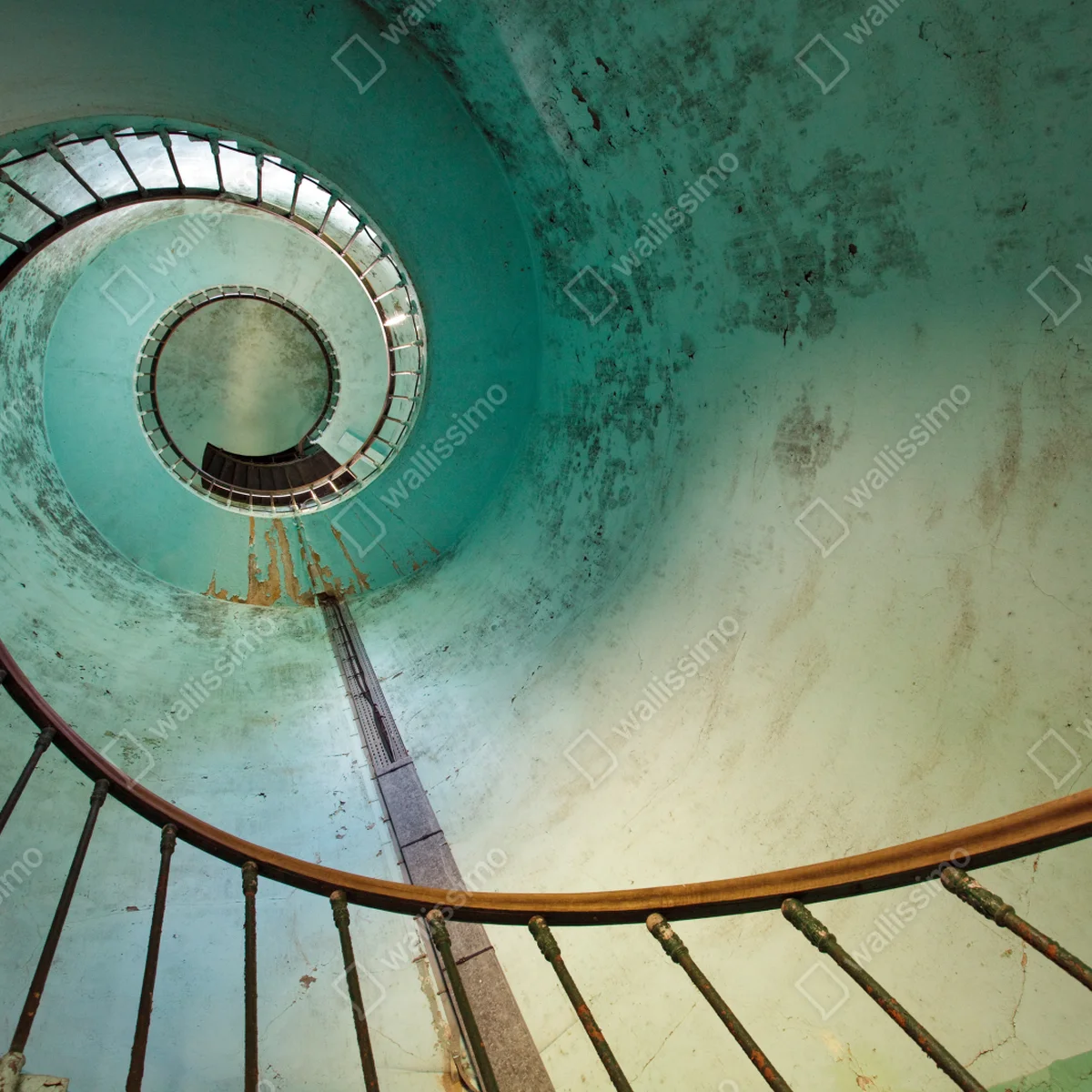 Repositionierbarer Aufkleber türkise spiraltreppe in historischem treppenhaus Repositionierbarer Aufkleber türkise spiraltreppe in historischem treppenhaus