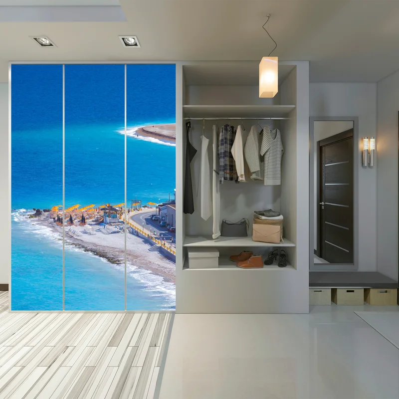 Schrankaufkleber Rhodos strand mit bunten sonnenschirmen