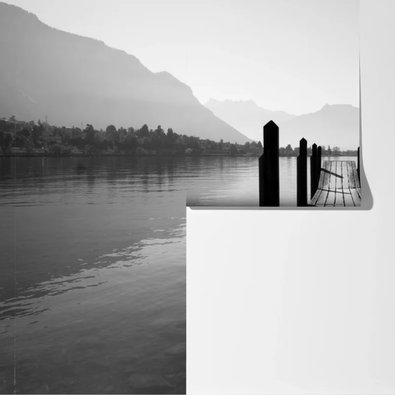 Fototapeta spokojny pomost nad jeziorem w czerni i bieli Fototapeta spokojny pomost nad jeziorem w czerni i bieli