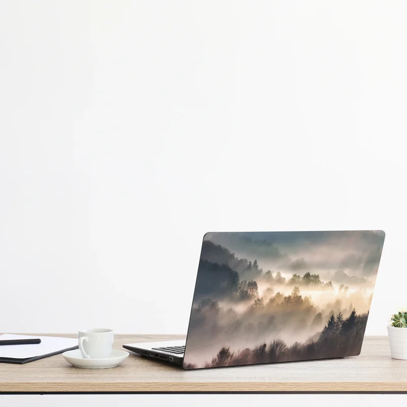Laptop-Aufkleber nebliger wald im morgengrauen Laptop-Aufkleber nebliger wald im morgengrauen