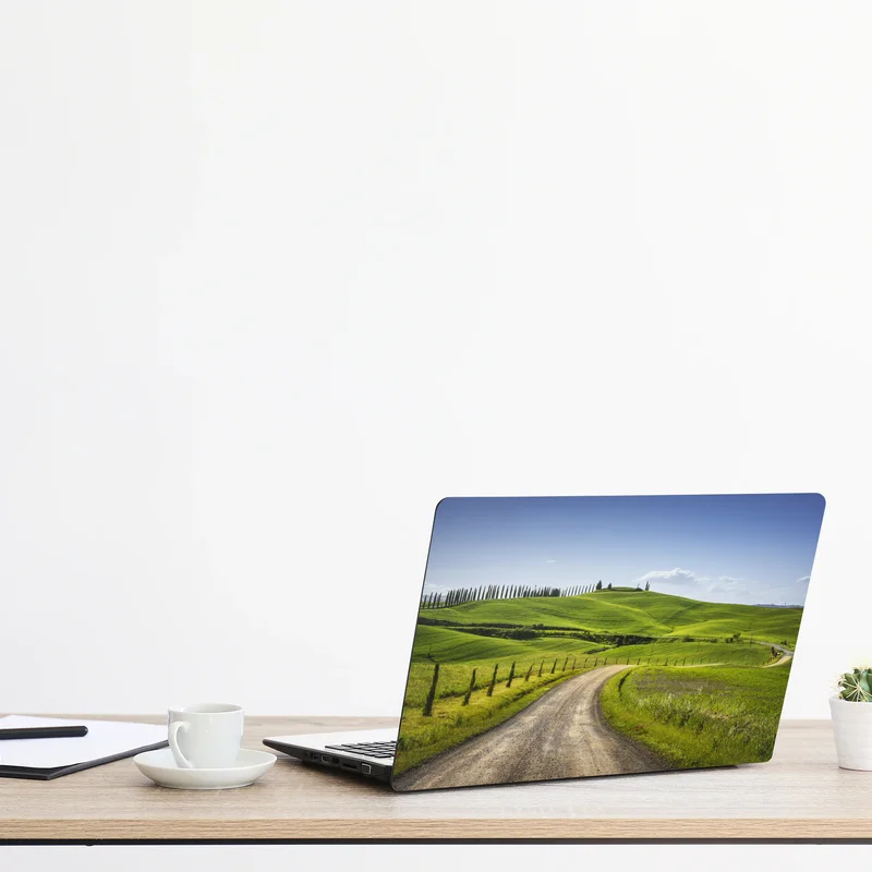 Laptop-Aufkleber ländliche straße in der Toskana durch grüne hügel