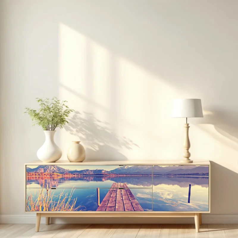 Repositionierbarer Aufkleber holzsteg am bergsee bei sonnenaufgang