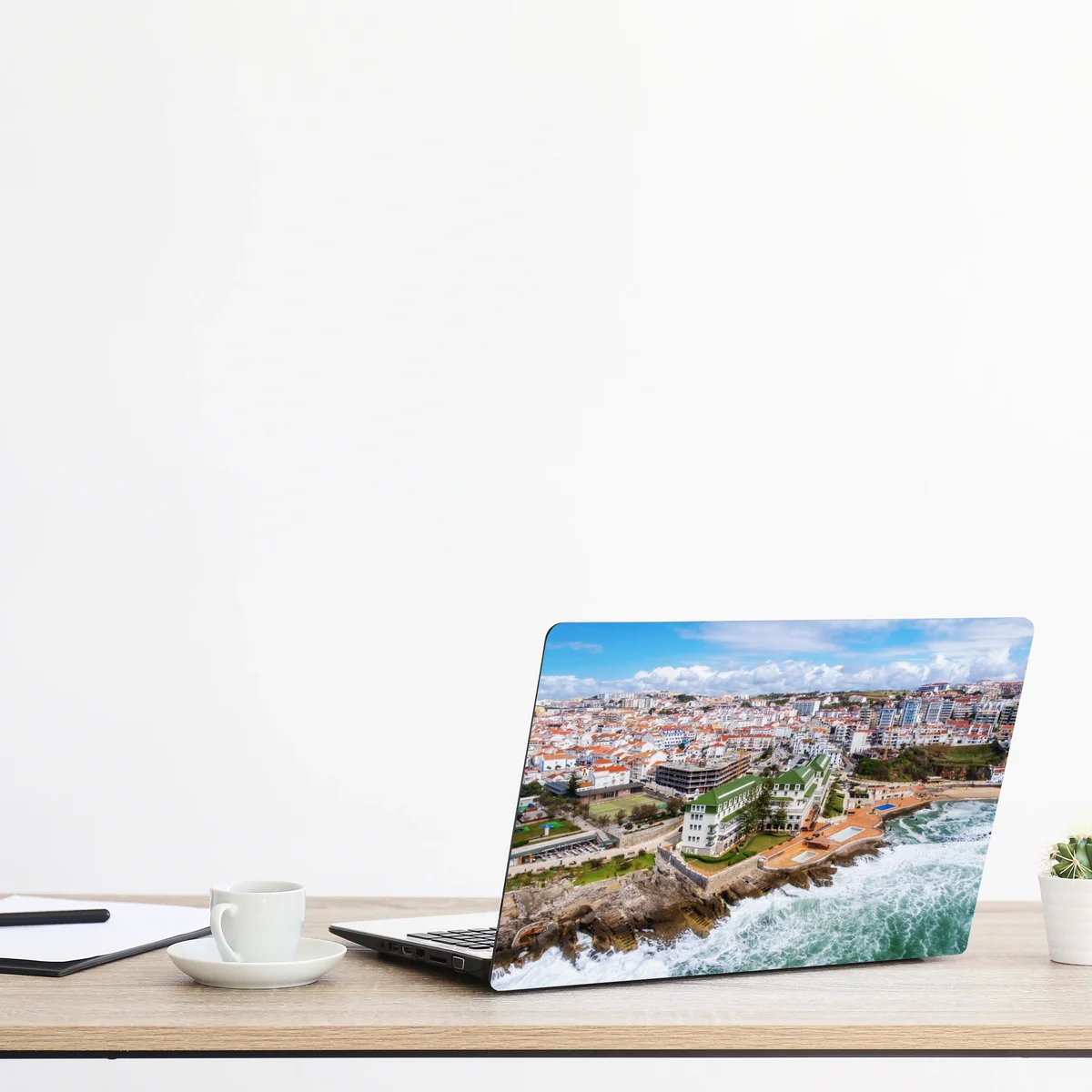 Laptop-Aufkleber luftaufnahme einer küstenstadt mit tosenden wellen Laptop-Aufkleber luftaufnahme einer küstenstadt mit tosenden wellen