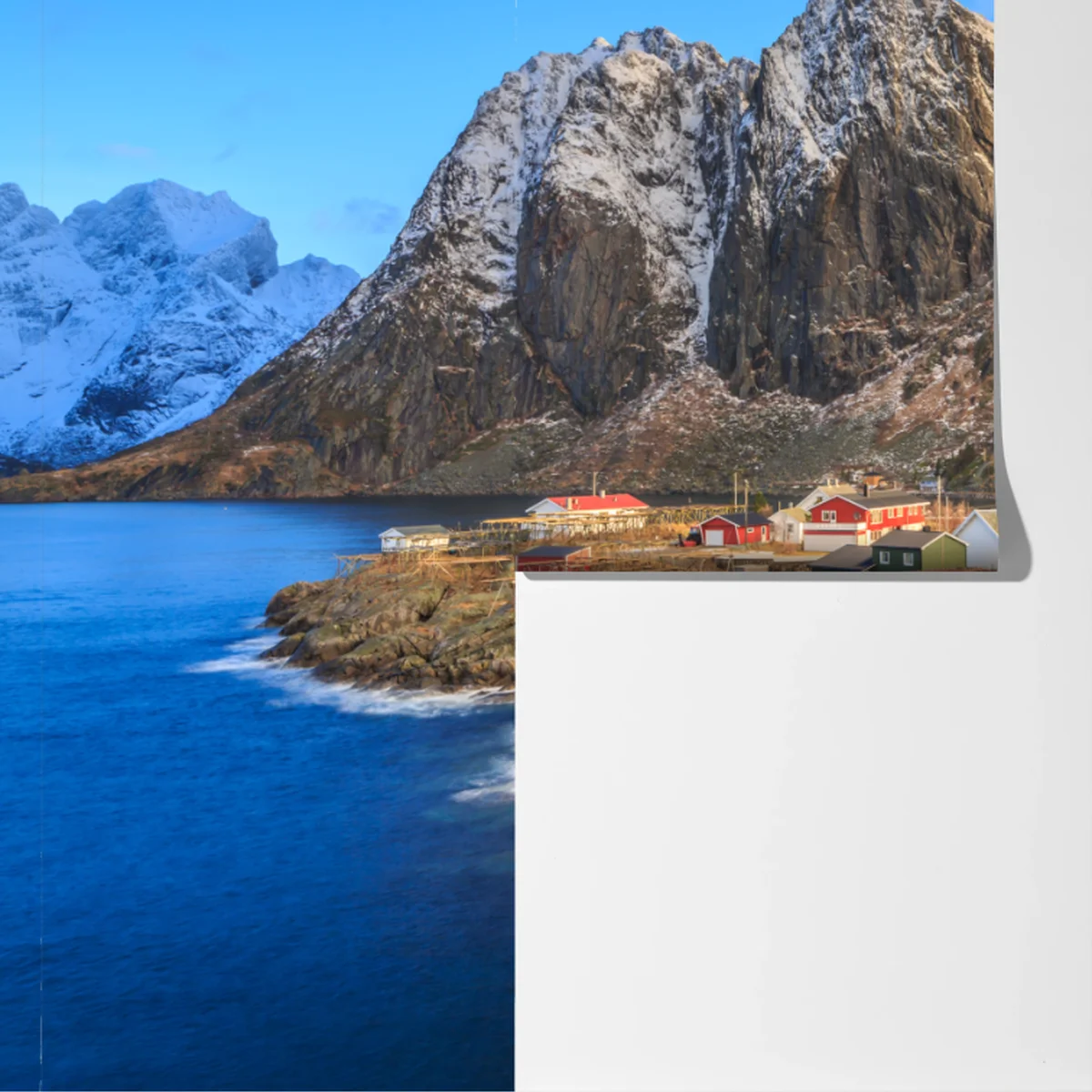 Fototapete küstendorf in Norwegen mit roten fischerhütten Fototapete küstendorf in Norwegen mit roten fischerhütten