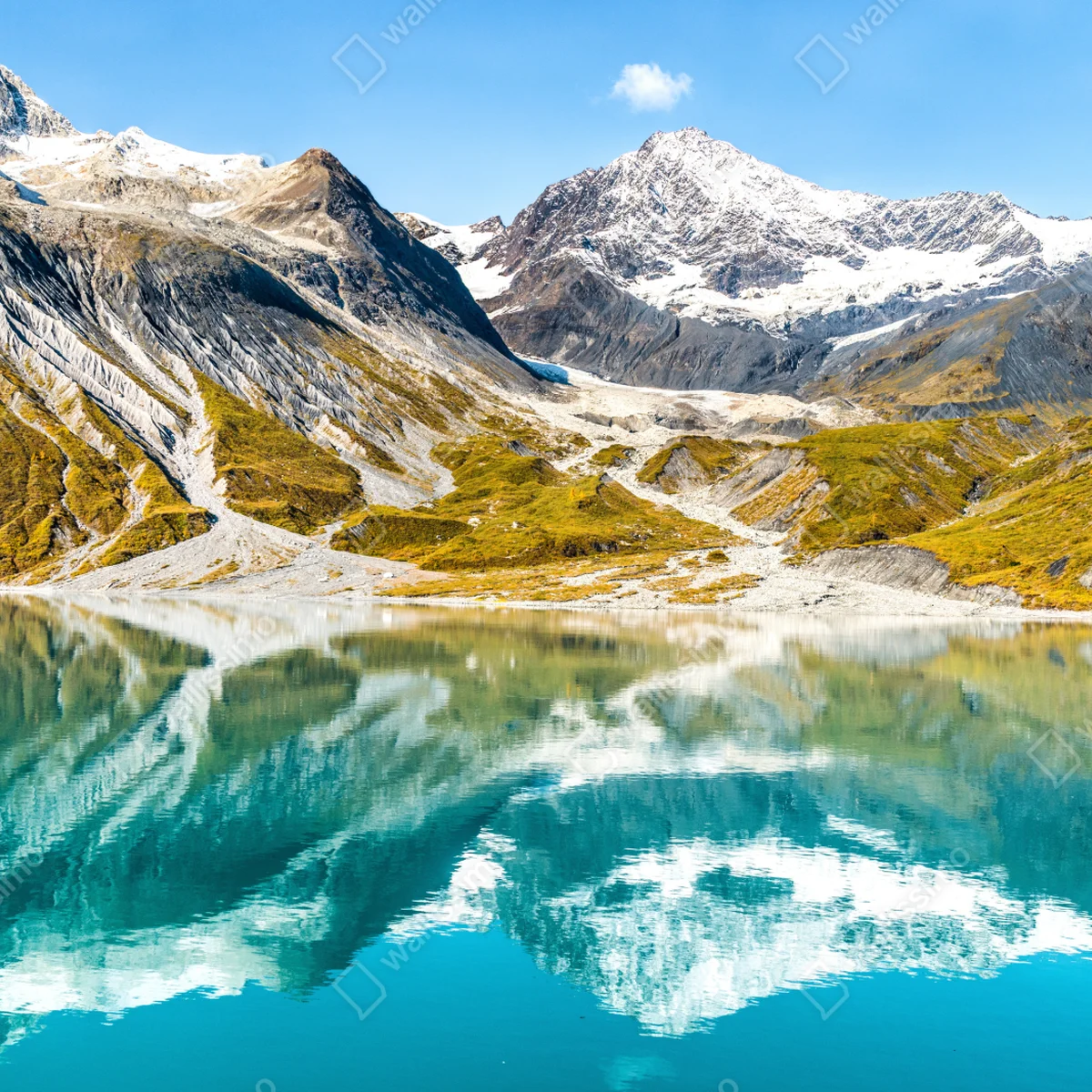 Repositionierbarer Aufkleber ruhiger alpensee mit schneebedeckten gipfeln Repositionierbarer Aufkleber ruhiger alpensee mit schneebedeckten gipfeln
