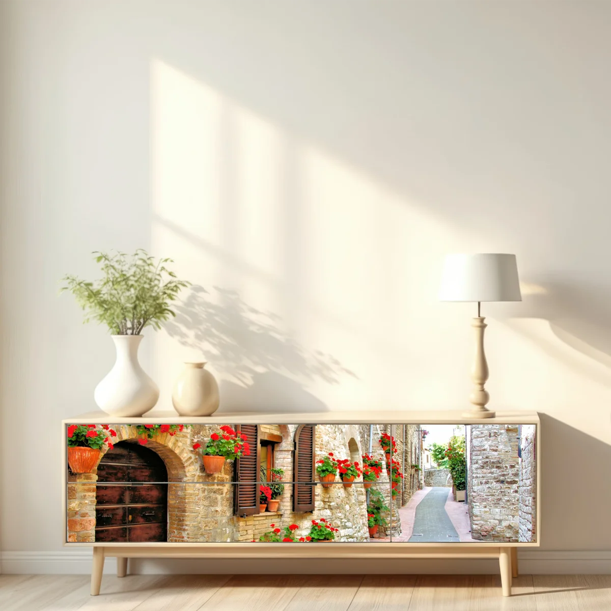 Repositionierbarer Aufkleber sonnige steingasse mit roten geranien Repositionierbarer Aufkleber sonnige steingasse mit roten geranien