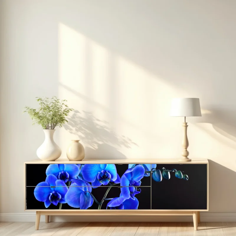 Repositionierbarer Aufkleber leuchtende blaue orchidee vor schwarzem hintergrund