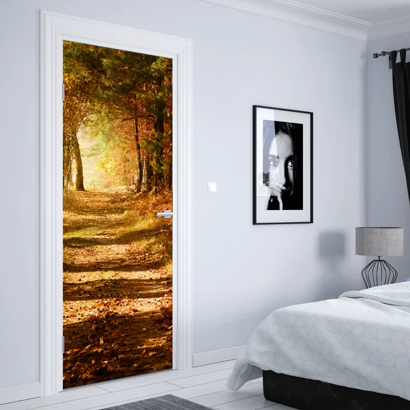 Türaufkleber herbstlicher waldweg mit goldenem licht