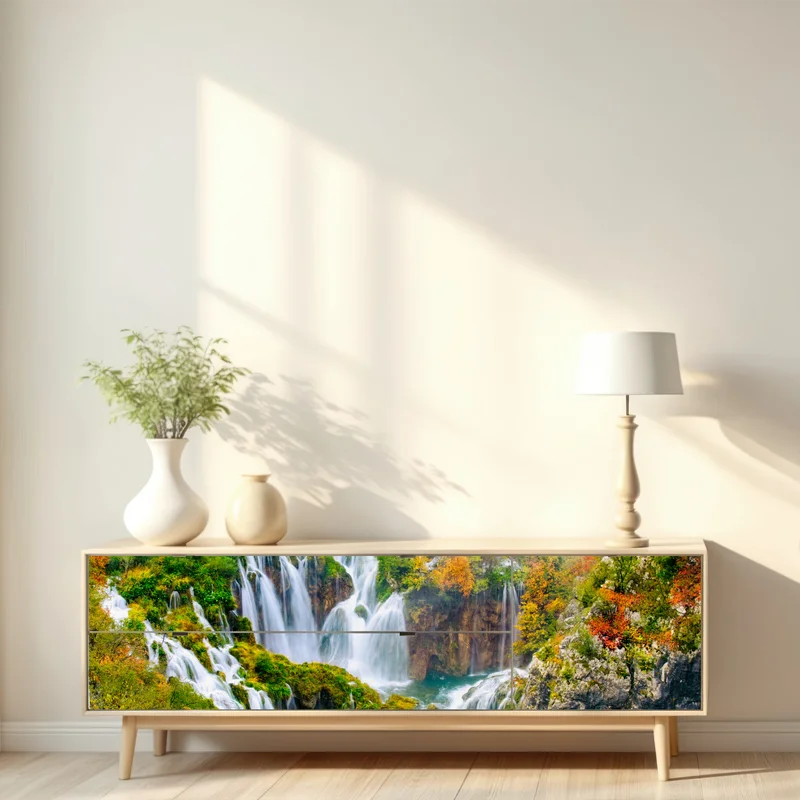 Repositionierbarer Aufkleber türkisfarbener wasserfall im herbst