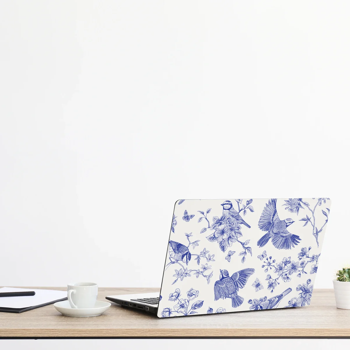 Laptop-Aufkleber blaues muster mit vögeln und blüten im vintage-stil Laptop-Aufkleber blaues muster mit vögeln und blüten im vintage-stil