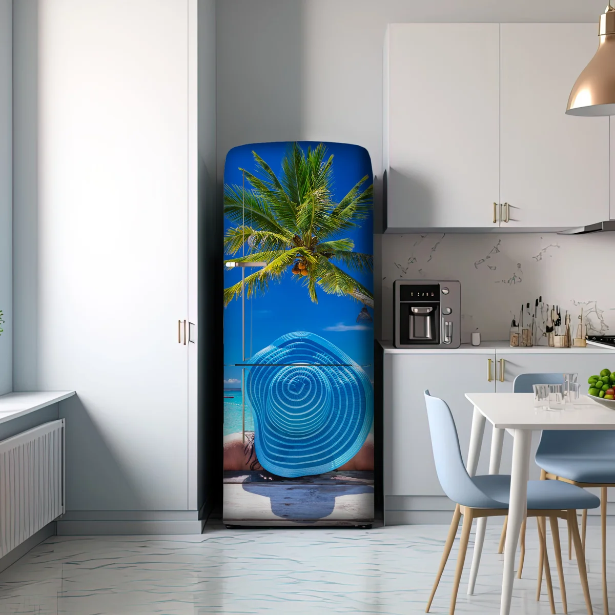 Kühlschrankaufkleber tropischer strand mit blauem sonnenhut Kühlschrankaufkleber tropischer strand mit blauem sonnenhut