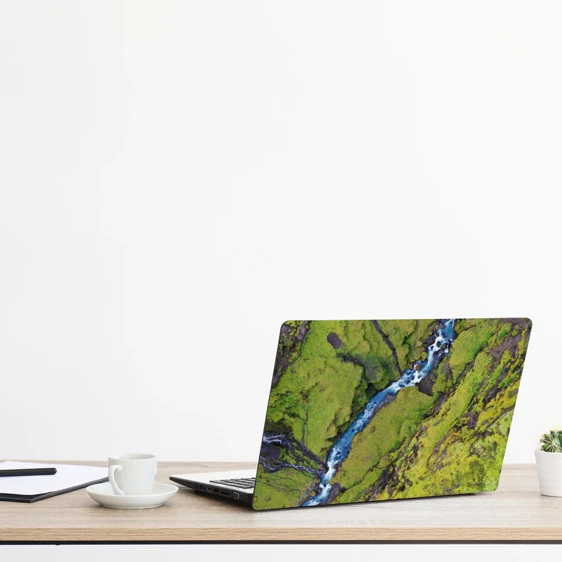 Naklejka na laptopa rzeka z lotu ptaka w mchem porośniętym wąwozie Naklejka na laptopa rzeka z lotu ptaka w mchem porośniętym wąwozie