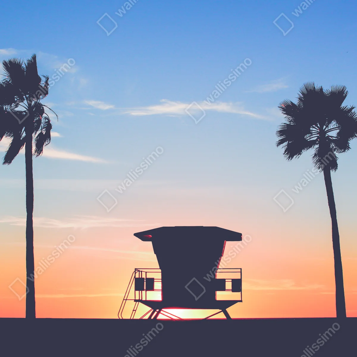 Fototapete sonnenuntergang am strand mit palmen und rettungsturm Fototapete sonnenuntergang am strand mit palmen und rettungsturm
