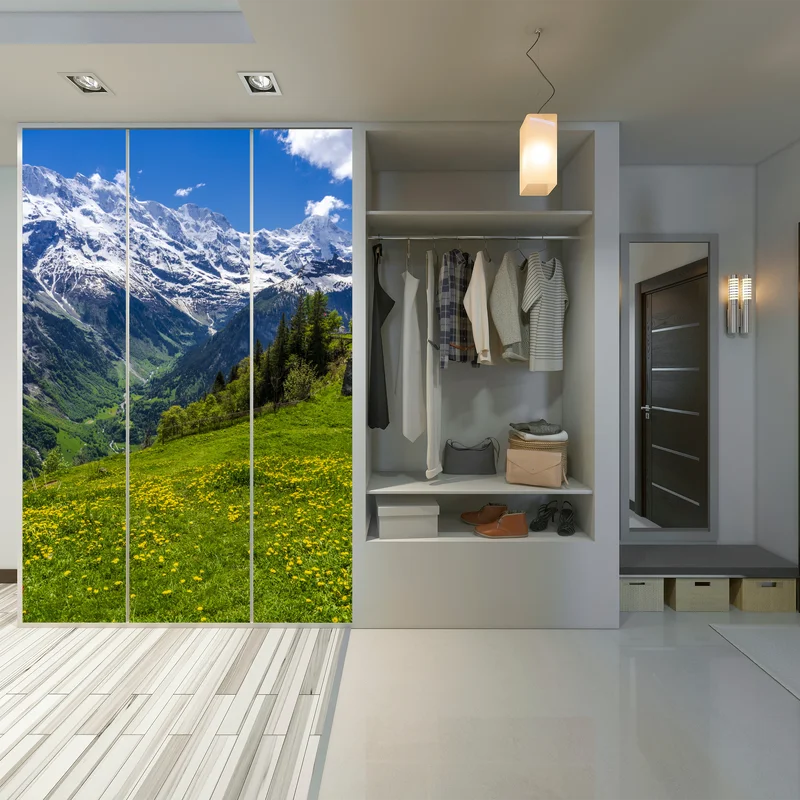 Schrankaufkleber alpwiese im frühling vor schneebedeckten gipfeln