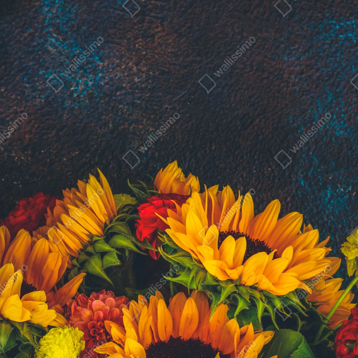 Kühlschrankaufkleber lebendiger sonnenblumenstrauß vor dunklem hintergrund Kühlschrankaufkleber lebendiger sonnenblumenstrauß vor dunklem hintergrund