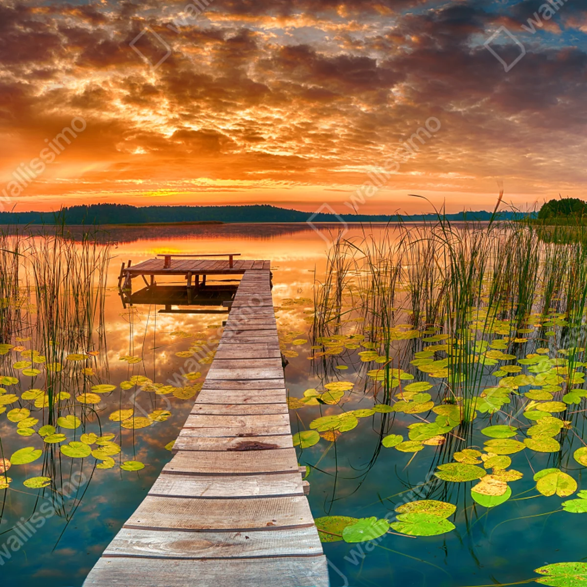 Repositionierbarer Aufkleber sonnenaufgang über stillem see mit hölzernem steg Repositionierbarer Aufkleber sonnenaufgang über stillem see mit hölzernem steg