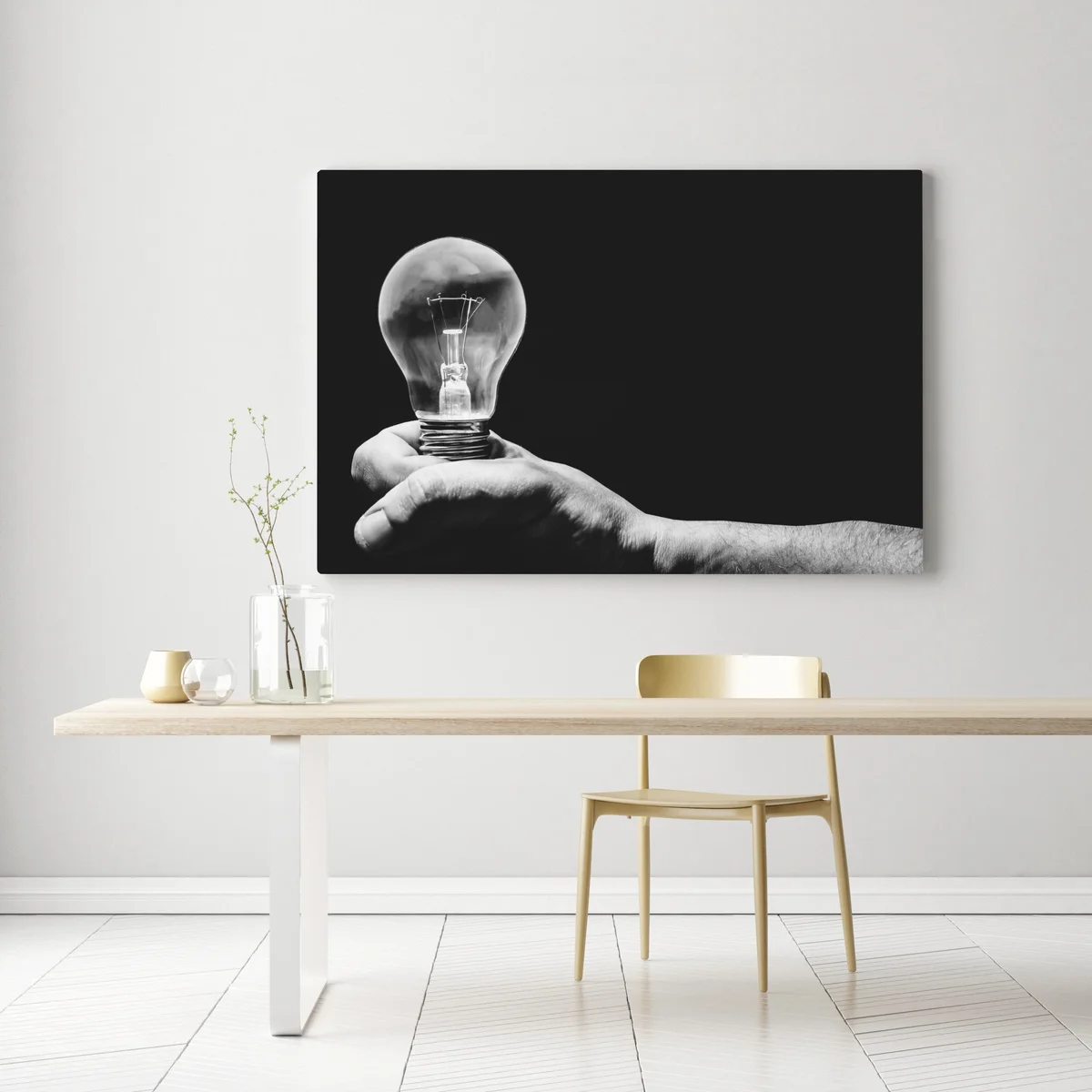 Leinwandbild monochrome hand hält glühbirne Leinwandbild monochrome hand hält glühbirne