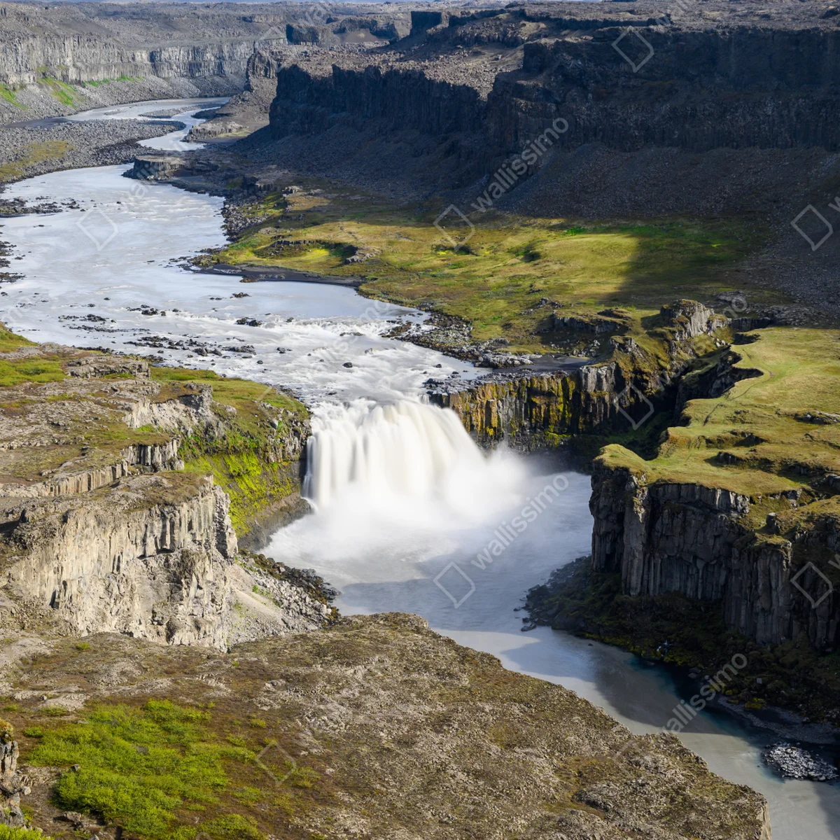 Tischaufkleber und Schreibtischaufkleber majestätischer wasserfall in einer isländischen schlucht Tischaufkleber und Schreibtischaufkleber majestätischer wasserfall in einer isländischen schlucht