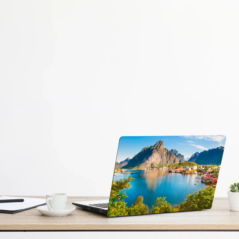 Naklejka na laptopa malowniczy fiord z górską wioską i odbiciami