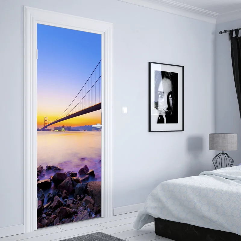 Türaufkleber goldener sonnenuntergang über hängebrücke