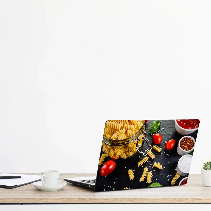 Laptop-Aufkleber pasta zutaten arrangiert mit tomaten und basilikum Laptop-Aufkleber pasta zutaten arrangiert mit tomaten und basilikum