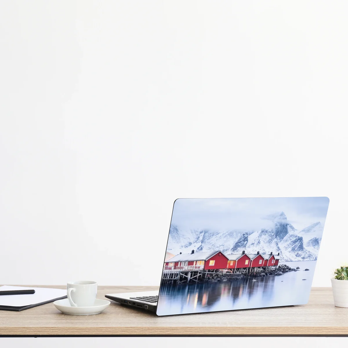 Laptop-Aufkleber sonnenaufgang über den roten hütten der Lofoten Laptop-Aufkleber sonnenaufgang über den roten hütten der Lofoten