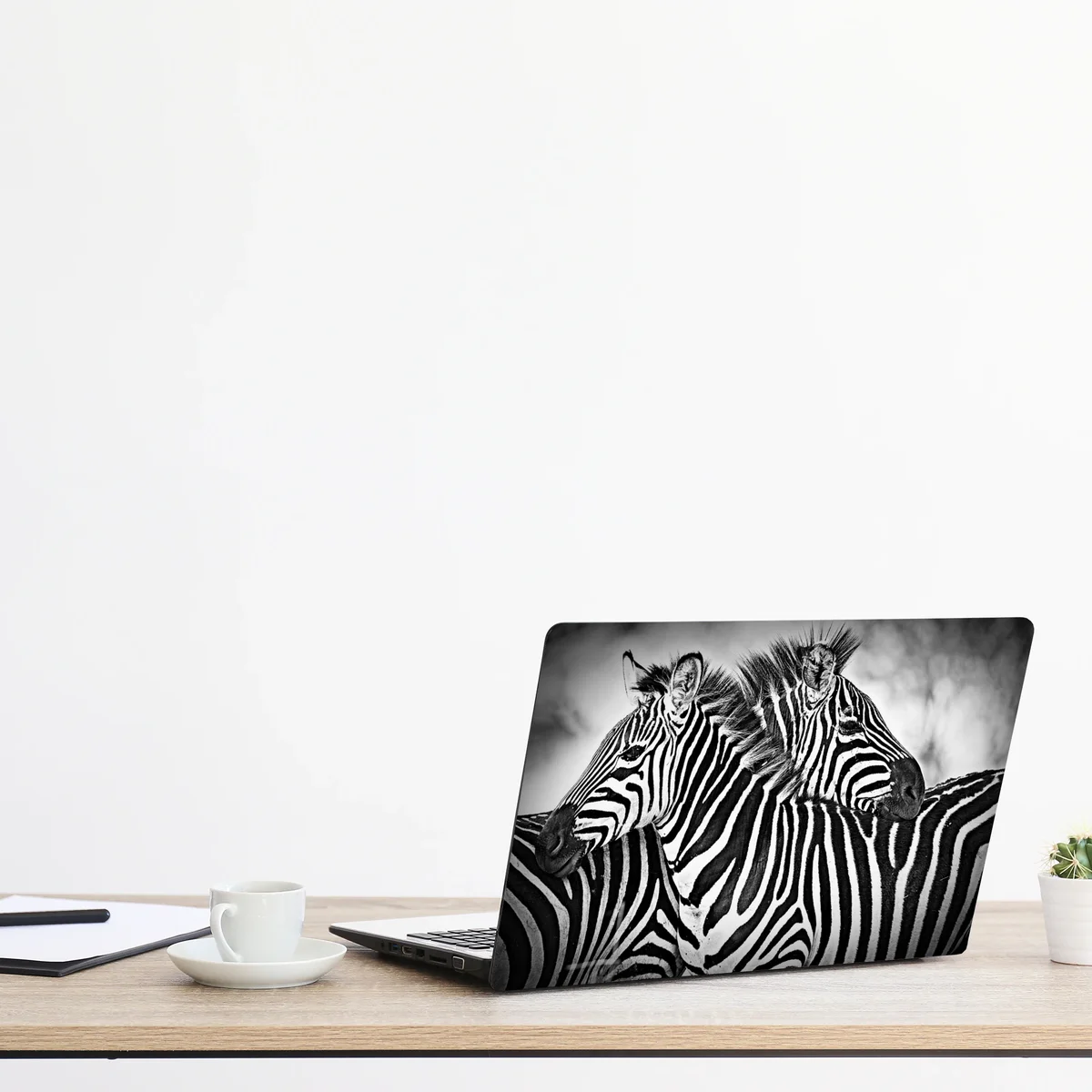 Naklejka na laptopa bliski portret zebr czarno-biały Naklejka na laptopa bliski portret zebr czarno-biały